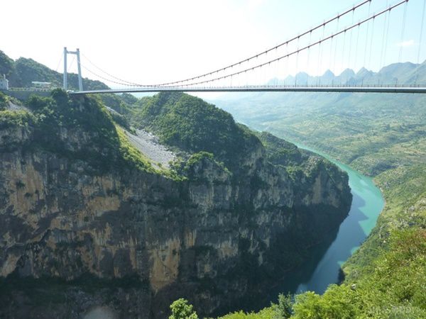 У Китаї відкрили міст-рекордсмен півкілометрової висоти. У китайській провінції Гуйчжоу відкрили найвищий у світі навісний мост під назвою Бэйпаньцзян. У найвищій точці висота дорожнього полотна над землею складає 565 метрів. 