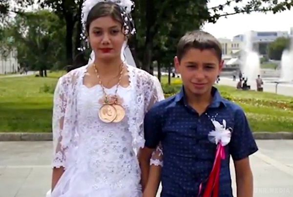 Вагітна 12-річна циганка: "Ми з чоловіком давно хотіли дитину". У Єкатеринбурзі 12-річна школярка-ром завагітніла від свого чоловіка - 16-річного рому.