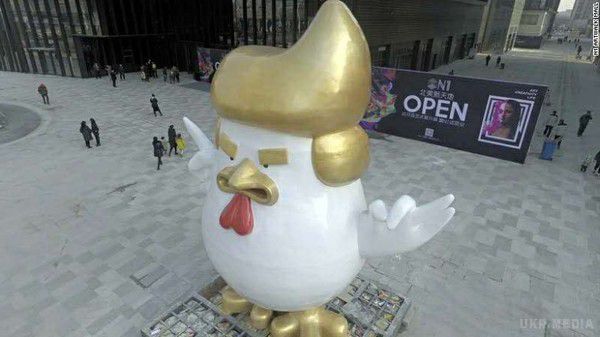 У Китаї встановили скульптуру півня з зачіскою Дональда Трампа. За повідомленням CNN, в Китаї з'явилася десятиметрова статуя із золотою зачіскою, схожою з зачіскою американського президента Дональда Трампа. Оригінальна статуя встановлена в місті Тайюань, що знаходиться в провінції Шаньсі.