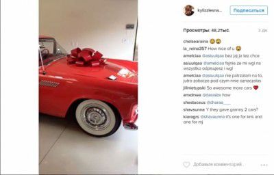  Які різдвяні подарунки один одному подарували Кардашьяни (фото). У мережі з'явилося фото, яке демонструє, як Кардашьяни зустріли Різдво. Про це розповіла молодша сестра зірки соціальних мереж Кім Кардашьян - Хлое.