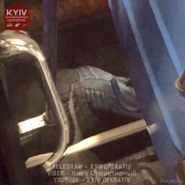У київському метро чоловік потрапив під потяг. Чоловік не постраждав.