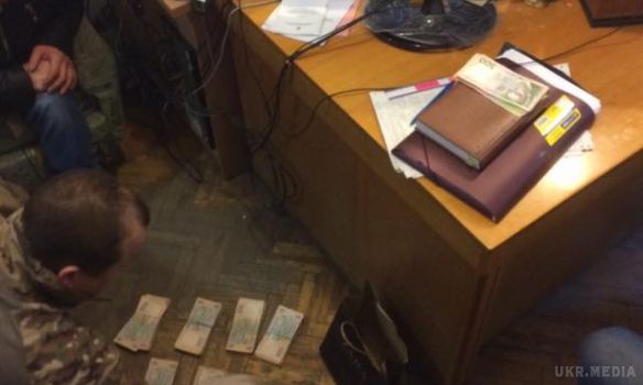 Чиновника Міноборони в Одесі затримали на хабарі - Матіос (фото). Затриманий вимагав і отримав 350 тис. гривень неправомірної вигоди.