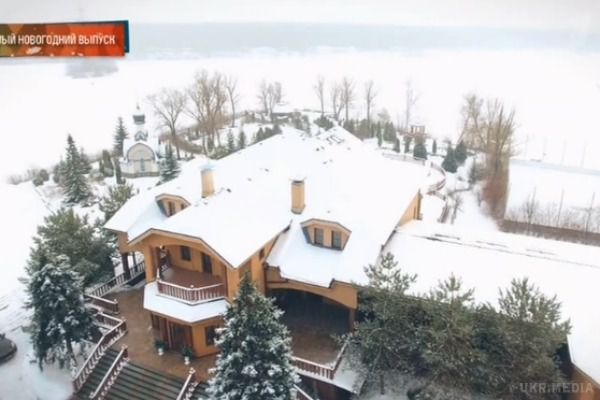 Король поп-сцени Філіп Кіркоров продемонстрував знімальній групі свій особняк. Знаменитий співак з шиком прикрасив свій будинок до свята.