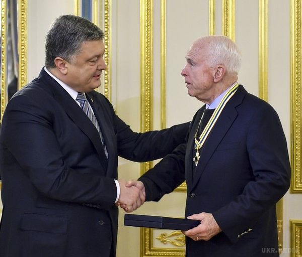 Президент нагородив сенаторів Маккейна і Грема. Президент України Петро Порошенко вручив державні нагороди сенаторам США Джону Маккейну і Ліндсі Грема.