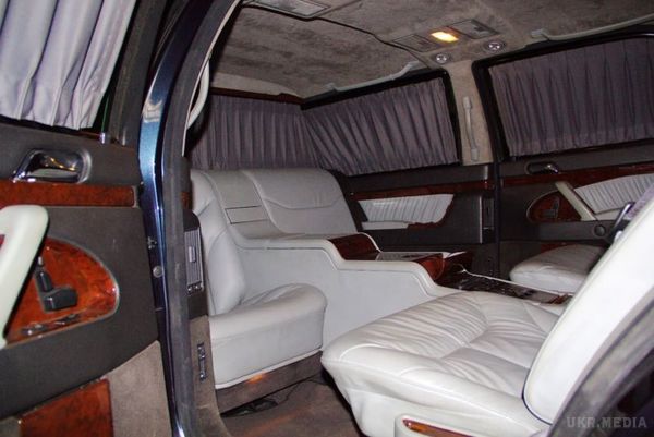 Лімузин Путіна виставили на продаж (ФОТО). У Мережі з'явилося оголошення про продаж лімузина Mercedes-Benz S600 Guard Pullman W140. Власник автомобіля стверджує, що це перший лімузин чинного президента Російської Федерації Володимира Путіна.