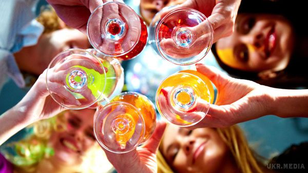 Зустрічаючи рік Вогняного Півня, знаки зодіаку повинні вибрати свій алкогольний напій. Алкоголь - це велика проблема людства, яка, мабуть, не зникне ніколи.