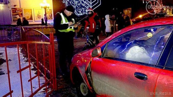 П'яний поліцейський в'їхав в головну ялинку Маріуполя. Побачивши правоохоронців, чоловік кинув машину і хотів втекти.