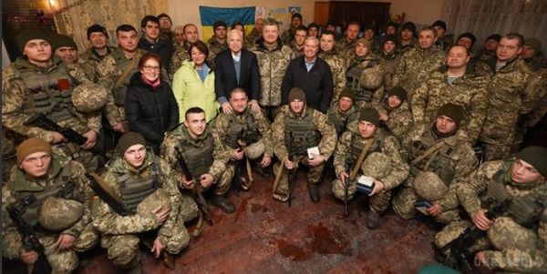  На Донбас прибув президент з сенаторами США. Петро Порошенко прибув на командний пункт в районі Широкіно, щоб привітати морпіхів.