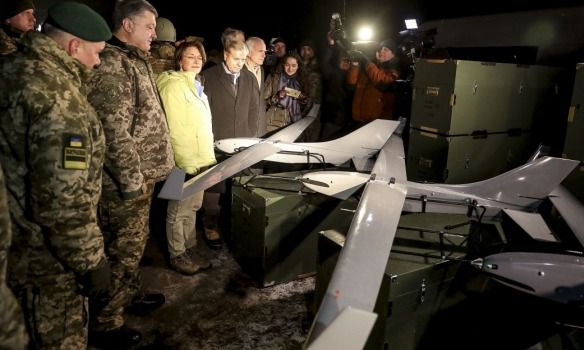 Порошенко передав прикордонникам Донецького загону катер та інше обладнання. Порошенко передав прикордонникам техніку і зброю.