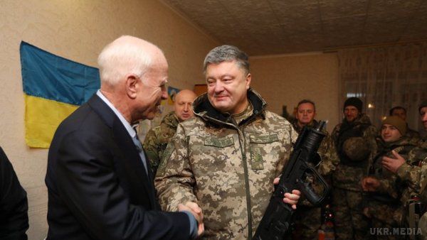Порошенко вручив сенатору США Маккейну нагородну зброю. Президент Петро Порошенко під Маріуполем нагородив сенатора США Джона Маккейна українською нагородною зброєю.