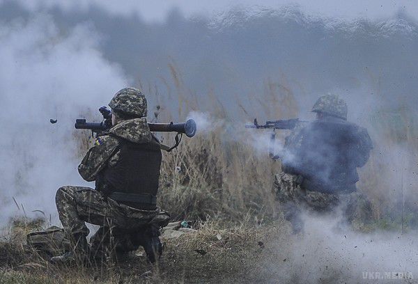 Новий рік в зоні АТО зустрічали під канонаду бойовиків. За останню добу перед Новим роком бойовики не зменшили інтенсивність обстрілів – окупанти 44 рази порушували “тишу”,