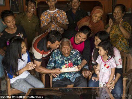 Найстарішому мешканцю Землі Індонезійцю Сапарман Содимеджоуже 146 років!. Індонезієць Сапарман Содимеджо, який за неофіційними даними, найстарішим жителем планети, в суботу, 31 грудня, відзначив свій 146-й день народження