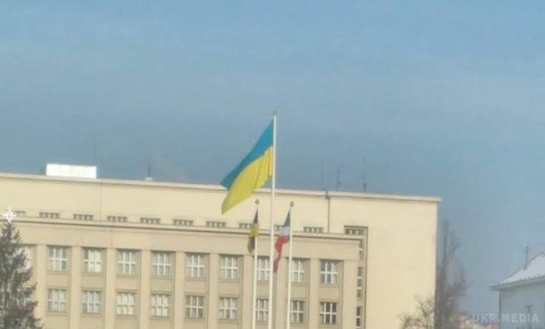 В Ужгороді перед облдержадміністрацією вивісили русинський прапор. В Ужгороді на площі Народній перед будівлею ОДА вивісили прапор Підкарпатської Русі