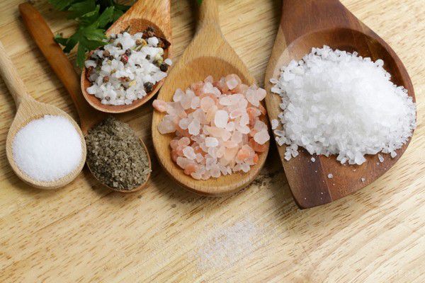 Чим небезпечна нестача солі в організмі. Багато радять безсольові дієти, однак варто повністю відмовитися від солі? Чим це загрожує для організму?