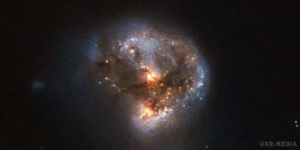 Космічний телескоп Hubble виявив лазер галактичного розміру. Те, що ви бачите на цьому знімку, є галактикою одного з досить поширених видів.