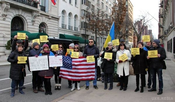  У Нью-Йорку підтримали Олега Сенцова. Акція на підтримку українського режисера з Криму Олега Сенцова пройшла біля російського посольства у Нью-Йорку.