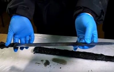 Китайські археологи виявили меч віком 2,3 тисячі років. Відео. Також збереглися піхви для меча.