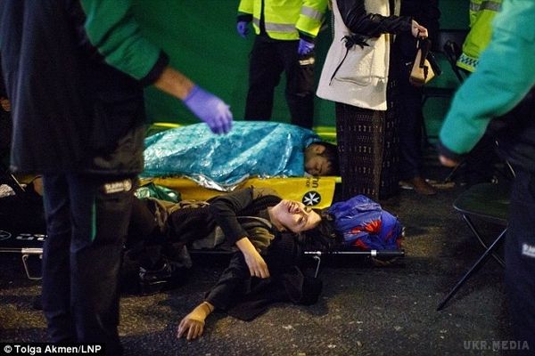 Як британці зганьбилися у новорічну ніч (фото). Мешканці британського Манчестера з розмахом зустріли Новий 2017 рік. Вулиці міста заполонили п'яні молоді люди, які кричали, билися, а потім засинали