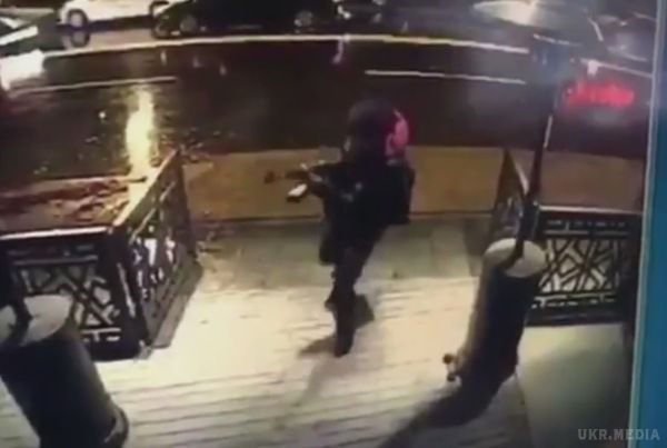 Опубліковано відео теракту в Стамбулі. Камери зовнішнього спостереження зафіксували терориста, расстреливавшего відвідувачів нічного клубу.