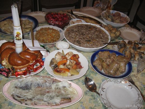 Святий вечір: традиційно потрібно подати на стіл 12 пісних різдвяних страв. Святвечір – це переддень Різдва, який в Україні здавна називають Святий вечір. 