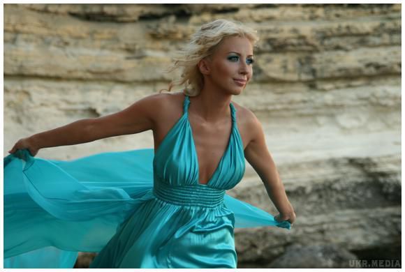 Українська співачка Тоня Матвієнко зважилася показати свою фотографію у стилі "ню". Фотографія була зроблена, коли Тоня була вагітна другою дочкою. 