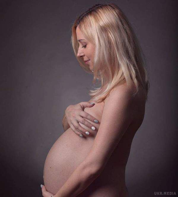 Українська співачка Тоня Матвієнко зважилася показати свою фотографію у стилі "ню". Фотографія була зроблена, коли Тоня була вагітна другою дочкою. 