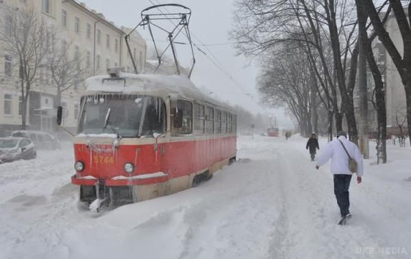 В Україні оголосили штормове попередження і заявили про небезпеку на дорогах. В "Укравтодорі" попередили, що на дорогах країни з 4 січня очікується ожеледиця.
