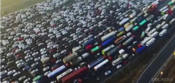 Найгірша "пробка" в світі: у Китаї сотні машин застрягли на 40-смуговій дорозі. Якщо ви думаєте, що подолали довгий шлях, коли добиралися на роботу після новорічних свят, то вам варто подивитися на затор в Китаї.