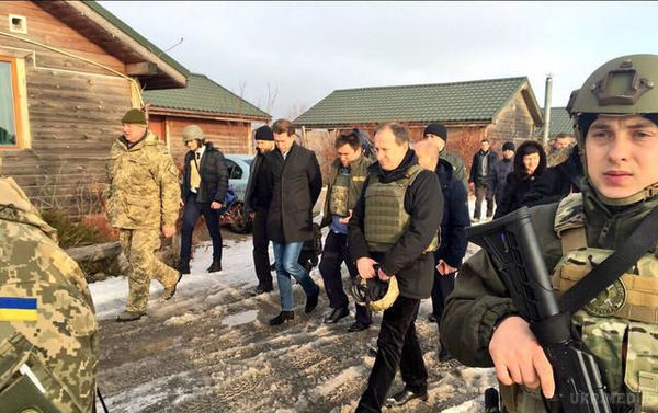 Голова ОБСЄ прокоментував свій візит на схід України. Голова ОБСЄ Себастьян Курц розповів про свій візит на Донбас спільно зі Спеціальною моніторинговою місією.