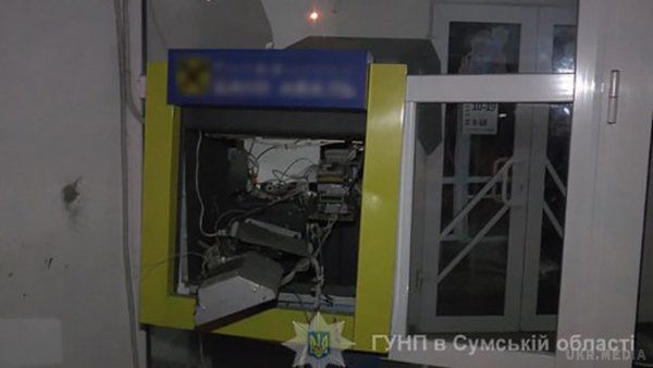  У Сумах зловмисники підірвали банкомат одного з банків та викрали дві касети з грошима. У середу вранці, 4 січня, у Сумах зловмисники підірвали банкомат 