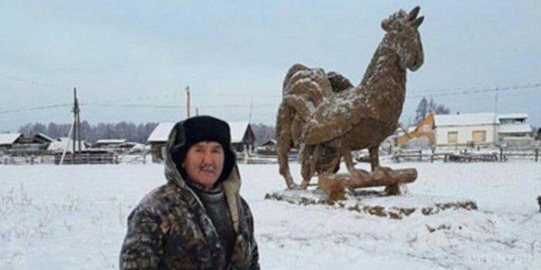 Росія дивує: якут створив триметрового півня з лайна. Житель Якутії виліпив з гною символ нового 2017 року. 