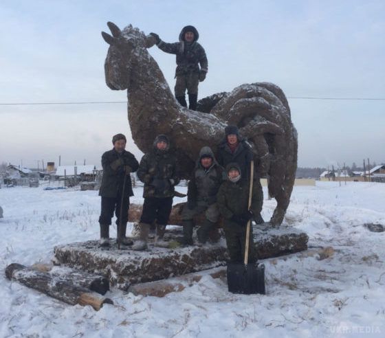 Росія дивує: якут створив триметрового півня з лайна. Житель Якутії виліпив з гною символ нового 2017 року. 