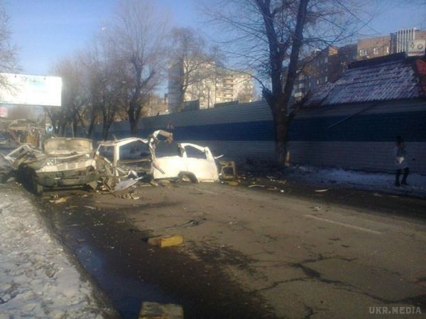 В окупованому Донецьку підірвали Mercedes. На жаль, причини вибуху поки невідомі.