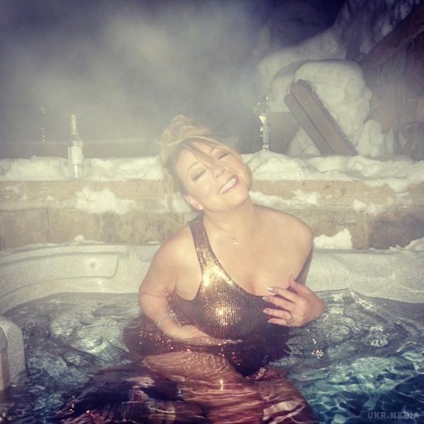 Мерайя Кері показала, як в золотому купальнику ніжиться в джакузі (фото). Співачка відпочиває на гірськолижному курорті в Аспені