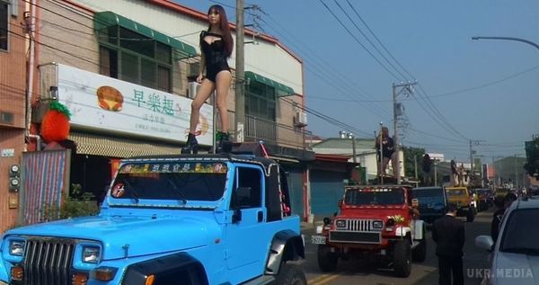 На Тайвані похорони завершилися розпусним парадом за участю стриптизерок (фото і відео). Під час церемонії прощання дівчата в нижній білизні танцювали на позашляховиках під гучну поп-музику.