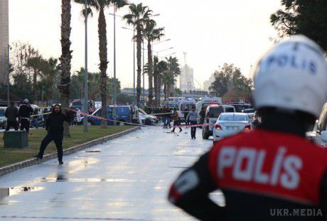 Стали відомі подробиці вибуху в Ізмірі. У турецькому Ізмірі поліція застрелила двох терористів і розшукує третього після того, як біля входу до залу суду вибухнула бомба