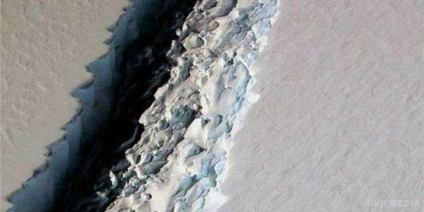 Руйнування льодовика у Антарктиді підніме рівень моря на 10 сантиметрів – вчені. Від останньої частини шельфового льодовика Ларсена за кілька тижнів або місяців може відколотись брила льоду.
