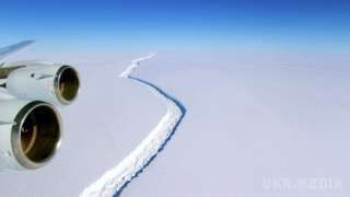 Від Антарктиди скоро відколеться величезний айсберг. Від антарктичної криги ось-ось відколеться айсберг, який увійде в десятку найбільших в історії, прогнозують вчені
, передає Ukr.Media.