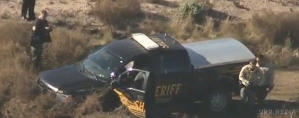 В США гола жінка викрала автомобіль шерифа поліції і почала тікати від правоохоронців. В американському штаті Арізона сталася незвичайна пригода ...
