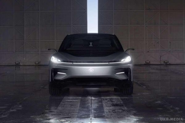 Китайський конкурент Tesla "завис" під час презентації. Відео. Електричний кросовер Faraday Future FF91, який позиціонується як конкурент новинки американського виробника Tesla Model X, завис прямо на презентації в США.