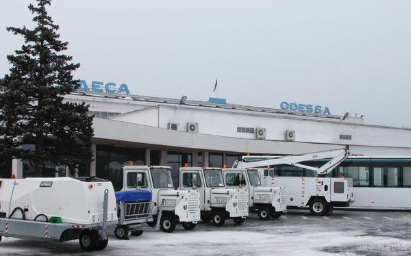 З-за сильного снігопаду в аеропорту Одеси скасовують рейси. Про це повідомили в прес-службі аеропорту.