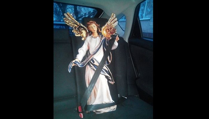 У Кропивницькому піймали чоловіка з вкраденим з вертепу ангелом (ФОТО). В  місті Кропивницьк місцевий житель вкрав зі святкового вертепу ангела. 