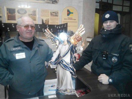У Кропивницькому піймали чоловіка з вкраденим з вертепу ангелом (ФОТО). В  місті Кропивницьк місцевий житель вкрав зі святкового вертепу ангела. 