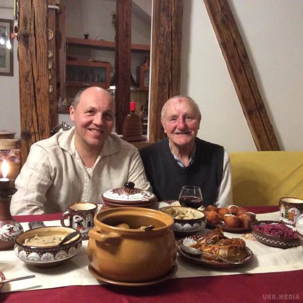 Спікер Верховної Ради Андрій Парубій показав родинне застілля у Святвечір (ФОТО). Парубій на власній сторінці в соціальній мережі опублікував фото родинної вечері на Святвечір.