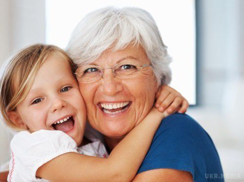 Бабусі і дідусі, що піклуються про онуків, живуть довше. Бабусі і дідусі, які доглядають за онуками, живуть довше, ніж літні люди, які не дбають про інших.