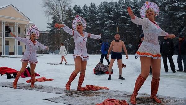 У Росії влаштували новорічні "еротичні" купання (фото). Російські "моржі" вирішили відсвяткувати у незвичний спосіб - влаштувавши масовий заплив у крижаній воді. 