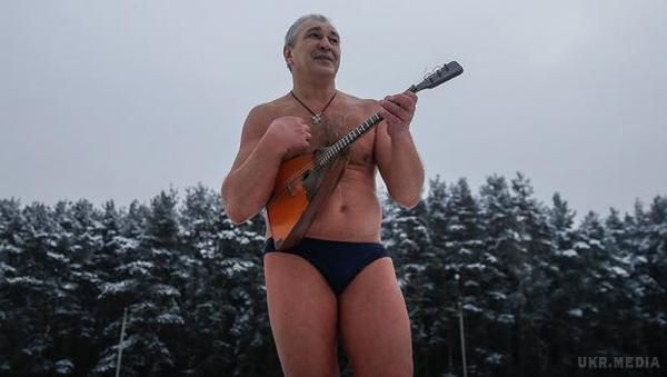 У Росії влаштували новорічні "еротичні" купання (фото). Російські "моржі" вирішили відсвяткувати у незвичний спосіб - влаштувавши масовий заплив у крижаній воді. 