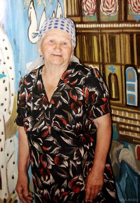 Бабуся на Херсонщині прославилася у 70, почавши малювати неймовірні картини (фото, відео). Жінка почала розмальовувати свою оселю після кількох трагедій у родині. 