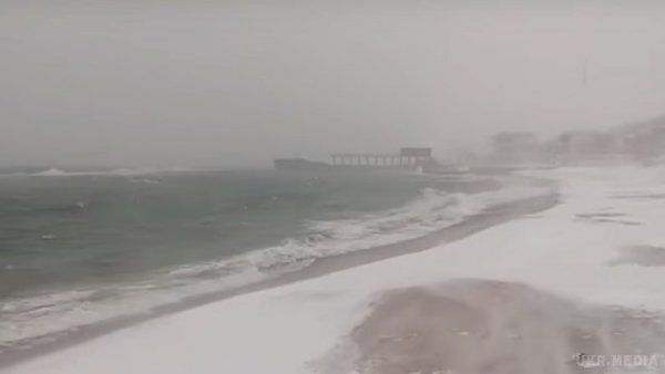 З'явилося відео снігового шторму в Одесі. В Одесі вирує шквальний північний вітер, а сильний снігопад за лічені години покрив ціле місто.