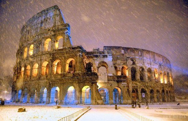 Похолодання в Італії спровокувала загибель семи людей. В Італії на Апеннінах новорічні морози призвели до смерті семи осіб. В Альпах температура була зафіксована на рівні 27 градусів нижче позначки нуль.